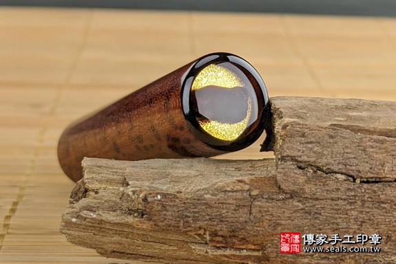 全手工篆刻印章：亞馬遜帝王蛇木臍帶章實際成品、印章作品分享、亞馬遜帝王蛇木印章材質介紹。（臍帶印章、肚臍章、肚臍印章，胎毛印章，一圓一方）傳家手工印章高雄店。2020.01.03，照片3