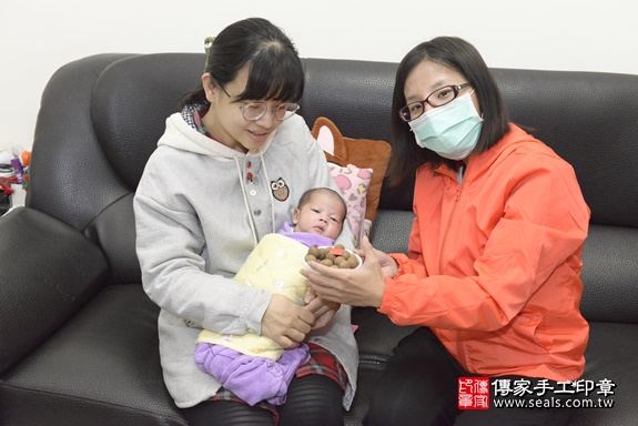 剃胎毛、滿月剃頭、嬰兒剃頭、嬰兒理髮、嬰兒剃髮、嬰兒剃胎毛、嬰兒滿月剃頭、寶寶剃頭、剃胎毛儀式、剃胎毛吉祥話、滿月剃頭儀式、滿月剃頭吉祥話、寶寶剃胎毛、寶寶滿月剃頭理髮、 新北市新莊區剃胎毛、新北市新莊區滿月剃頭、新北市新莊區嬰兒剃頭剃胎毛、新北市新莊區嬰兒理髮、新北市嬰兒剃髮、 鍾寶寶(新北市新莊區到府嬰兒寶寶滿月剃頭理髮、免費到府嬰兒剃胎毛儀式吉祥話)。到府剃頭剃胎毛主持、專業拍照、DVD光碟、證書。★購買「臍帶章、肚臍章、胎毛筆刷印章」贈送：剃頭、收涎、抓周，三選一。2019.12.05照片13