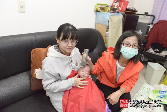 剃胎毛、滿月剃頭、嬰兒剃頭、嬰兒理髮、嬰兒剃髮、嬰兒剃胎毛、嬰兒滿月剃頭、寶寶剃頭、剃胎毛儀式、剃胎毛吉祥話、滿月剃頭儀式、滿月剃頭吉祥話、寶寶剃胎毛、寶寶滿月剃頭理髮、 新北市新莊區剃胎毛、新北市新莊區滿月剃頭、新北市新莊區嬰兒剃頭剃胎毛、新北市新莊區嬰兒理髮、新北市嬰兒剃髮、 鍾寶寶(新北市新莊區到府嬰兒寶寶滿月剃頭理髮、免費到府嬰兒剃胎毛儀式吉祥話)。到府剃頭剃胎毛主持、專業拍照、DVD光碟、證書。★購買「臍帶章、肚臍章、胎毛筆刷印章」贈送：剃頭、收涎、抓周，三選一。2019.12.05照片44