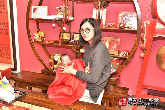 剃胎毛、滿月剃頭、嬰兒剃頭、嬰兒理髮、嬰兒剃髮、嬰兒剃胎毛、嬰兒滿月剃頭、寶寶剃頭、剃胎毛儀式、剃胎毛吉祥話、滿月剃頭儀式、滿月剃頭吉祥話、寶寶剃胎毛、寶寶滿月剃頭理髮、 新北市永和區剃胎毛、新北市永和區滿月剃頭、新北市永和區嬰兒剃頭剃胎毛、新北市永和區嬰兒理髮、新北市嬰兒剃髮、 洪寶寶(新北市永和區嬰兒寶寶滿月剃頭理髮、免費嬰兒剃胎毛儀式吉祥話)。中國風會場，爸媽寶貝免費穿「日中韓」古裝禮服。專業拍照、DVD光碟、證書。★購買「臍帶章、肚臍章、胎毛筆刷印章」贈送：剃頭、收涎、抓周，三選一。2019.12.10照片18