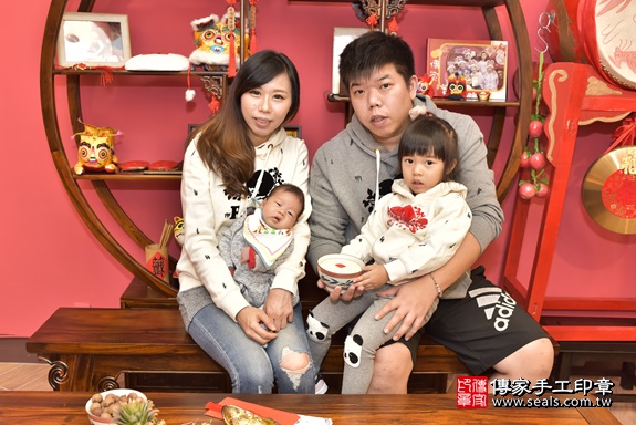 剃胎毛、滿月剃頭、嬰兒剃頭、嬰兒理髮、嬰兒剃髮、嬰兒剃胎毛、嬰兒滿月剃頭、寶寶剃頭、剃胎毛儀式、剃胎毛吉祥話、滿月剃頭儀式、滿月剃頭吉祥話、寶寶剃胎毛、寶寶滿月剃頭理髮、 新北市永和區剃胎毛、新北市永和區滿月剃頭、新北市永和區嬰兒剃頭剃胎毛、新北市永和區嬰兒理髮、新北市嬰兒剃髮、 劉寶寶(新北市永和區嬰兒寶寶滿月剃頭理髮、免費嬰兒剃胎毛儀式吉祥話)。中國風會場，爸媽寶貝免費穿「日中韓」古裝禮服。專業拍照、DVD光碟、證書。★購買「臍帶章、肚臍章、胎毛筆刷印章」贈送：剃頭、收涎、抓周，三選一。2019.12.13照片9