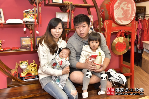 剃胎毛、滿月剃頭、嬰兒剃頭、嬰兒理髮、嬰兒剃髮、嬰兒剃胎毛、嬰兒滿月剃頭、寶寶剃頭、剃胎毛儀式、剃胎毛吉祥話、滿月剃頭儀式、滿月剃頭吉祥話、寶寶剃胎毛、寶寶滿月剃頭理髮、 新北市永和區剃胎毛、新北市永和區滿月剃頭、新北市永和區嬰兒剃頭剃胎毛、新北市永和區嬰兒理髮、新北市嬰兒剃髮、 劉寶寶(新北市永和區嬰兒寶寶滿月剃頭理髮、免費嬰兒剃胎毛儀式吉祥話)。中國風會場，爸媽寶貝免費穿「日中韓」古裝禮服。專業拍照、DVD光碟、證書。★購買「臍帶章、肚臍章、胎毛筆刷印章」贈送：剃頭、收涎、抓周，三選一。2019.12.13照片15