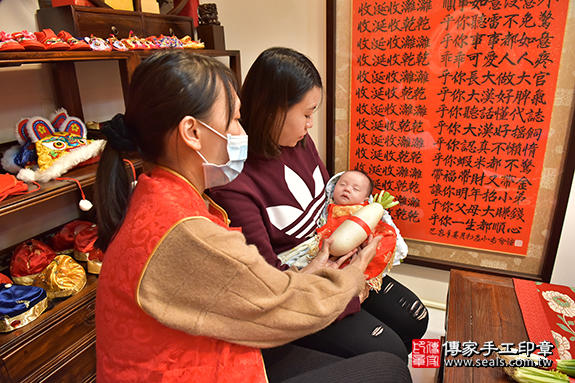 剃胎毛、滿月剃頭、嬰兒剃頭、嬰兒理髮、嬰兒剃髮、嬰兒剃胎毛、嬰兒滿月剃頭、寶寶剃頭、剃胎毛儀式、剃胎毛吉祥話、滿月剃頭儀式、滿月剃頭吉祥話、寶寶剃胎毛、寶寶滿月剃頭理髮、 新竹市香山區剃胎毛、新竹市香山區滿月剃頭、新竹市香山區嬰兒剃頭剃胎毛、新竹市香山區嬰兒理髮、新竹縣嬰兒剃髮、 許寶寶(新竹香山區嬰兒寶寶滿月剃頭理髮、免費嬰兒剃胎毛儀式吉祥話)。中國風會場，爸媽寶貝免費穿「日中韓」古裝禮服。專業拍照、DVD光碟、證書。★購買「臍帶章、肚臍章、胎毛筆刷印章」贈送：剃頭、收涎、抓周，三選一。2019.12.07照片22