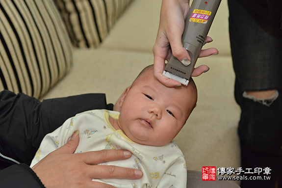 剃胎毛、滿月剃頭、嬰兒剃頭、嬰兒理髮、嬰兒剃髮、嬰兒剃胎毛、嬰兒滿月剃頭、寶寶剃頭、剃胎毛儀式、剃胎毛吉祥話、滿月剃頭儀式、滿月剃頭吉祥話、寶寶剃胎毛、寶寶滿月剃頭理髮、 苗栗縣頭份市剃胎毛、苗栗縣頭份市滿月剃頭、苗栗縣頭份市嬰兒剃頭剃胎毛、苗栗縣頭份市嬰兒理髮、新竹縣嬰兒剃髮、 謝寶寶(新竹頭份市嬰兒寶寶滿月剃頭理髮、免費嬰兒剃胎毛儀式吉祥話)。中國風會場，爸媽寶貝免費穿「日中韓」古裝禮服。專業拍照、DVD光碟、證書。★購買「臍帶章、肚臍章、胎毛筆刷印章」贈送：剃頭、收涎、抓周，三選一。2019.12.05照片30