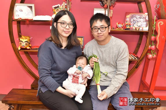剃胎毛、滿月剃頭、嬰兒剃頭、嬰兒理髮、嬰兒剃髮、嬰兒剃胎毛、嬰兒滿月剃頭、寶寶剃頭、剃胎毛儀式、剃胎毛吉祥話、滿月剃頭儀式、滿月剃頭吉祥話、寶寶剃胎毛、寶寶滿月剃頭理髮、 新北市永和區剃胎毛、新北市永和區滿月剃頭、新北市永和區嬰兒剃頭剃胎毛、新北市永和區嬰兒理髮、新北市嬰兒剃髮、 林寶寶(新北市永和區嬰兒寶寶滿月剃頭理髮、嬰兒剃胎毛儀式吉祥話)。中國風會場，爸媽寶貝穿「日中韓」古裝禮服。專業拍照、DVD光碟、證書。★購買「臍帶章、肚臍章、胎毛筆刷印章」贈送：剃頭、收涎、抓周，三選一。2019.12.14照片19