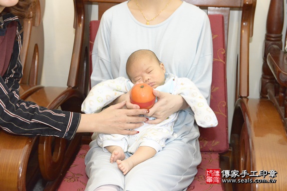 剃胎毛、滿月剃頭、嬰兒剃頭、嬰兒理髮、嬰兒剃髮、嬰兒剃胎毛、嬰兒滿月剃頭、寶寶剃頭、剃胎毛儀式、剃胎毛吉祥話、滿月剃頭儀式、滿月剃頭吉祥話、寶寶剃胎毛、寶寶滿月剃頭理髮、 新北市中和區剃胎毛、新北市中和區滿月剃頭、新北市中和區嬰兒剃頭剃胎毛、新北市中和區嬰兒理髮、新北市嬰兒剃髮、 陳寶寶(新北市中和區到府嬰兒寶寶滿月剃頭理髮、到府嬰兒剃胎毛儀式吉祥話)。到府剃頭剃胎毛主持、專業拍照、DVD光碟、證書。★購買「臍帶章、肚臍章、胎毛筆刷印章」贈送：剃頭、收涎、抓周，三選一。2019.12.16照片16