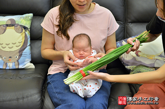 剃胎毛、滿月剃頭、嬰兒剃頭、嬰兒理髮、嬰兒剃髮、嬰兒剃胎毛、嬰兒滿月剃頭、寶寶剃頭、剃胎毛儀式、剃胎毛吉祥話、滿月剃頭儀式、滿月剃頭吉祥話、寶寶剃胎毛、寶寶滿月剃頭理髮、 新竹縣新豐鄉剃胎毛、新竹縣新豐鄉滿月剃頭、新竹縣新豐鄉嬰兒剃頭剃胎毛、新竹縣新豐鄉嬰兒理髮、新竹縣嬰兒剃髮、 黃寶寶(新竹新豐鄉嬰兒寶寶滿月剃頭理髮、嬰兒剃胎毛儀式吉祥話)。中國風會場，爸媽寶貝穿「日中韓」古裝禮服。專業拍照、DVD光碟、證書。★購買「臍帶章、肚臍章、胎毛筆刷印章」贈送：剃頭、收涎、抓周，三選一。2019.11.24照片17