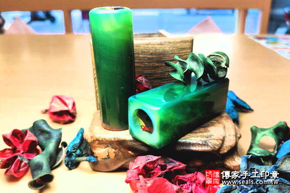 半手工噴砂印章：綠瑪瑙臍帶章實際成品、印章作品分享、綠瑪瑙印章材質介紹。（臍帶印章、肚臍章、肚臍印章，一圓一方）傳家手工印章高雄店。2020.01.16，照片5