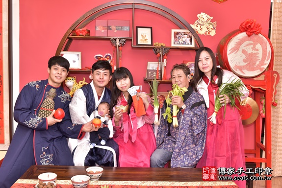 剃胎毛、滿月剃頭、嬰兒剃頭、嬰兒理髮、嬰兒剃髮、嬰兒剃胎毛、嬰兒滿月剃頭、寶寶剃頭、剃胎毛儀式、剃胎毛吉祥話、滿月剃頭儀式、滿月剃頭吉祥話、寶寶剃胎毛、寶寶滿月剃頭理髮、 新北市永和區剃胎毛、新北市永和區滿月剃頭、新北市永和區嬰兒剃頭剃胎毛、新北市永和區嬰兒理髮、新北市嬰兒剃髮、 顏寶寶(新北市永和區嬰兒寶寶滿月剃頭理髮、嬰兒剃胎毛儀式吉祥話)。中國風會場，爸媽寶貝穿「日中韓」古裝禮服。專業拍照、DVD光碟、證書。★購買「臍帶章、肚臍章、胎毛筆刷印章」贈送：剃頭、收涎、抓周，三選一。2019.12.25照片28