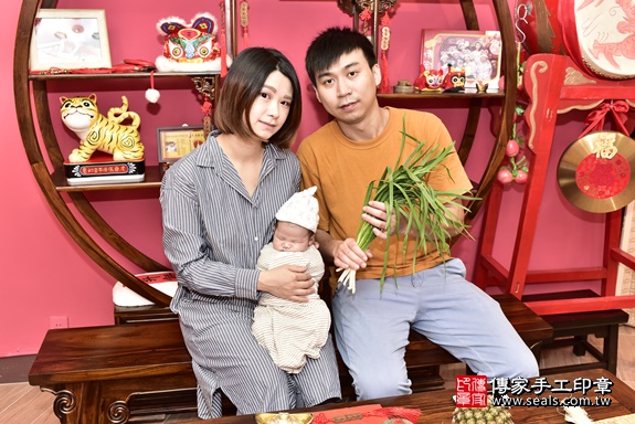 剃胎毛、滿月剃頭、嬰兒剃頭、嬰兒理髮、嬰兒剃髮、嬰兒剃胎毛、嬰兒滿月剃頭、寶寶剃頭、剃胎毛儀式、剃胎毛吉祥話、滿月剃頭儀式、滿月剃頭吉祥話、寶寶剃胎毛、寶寶滿月剃頭理髮、 新北市永和區剃胎毛、新北市永和區滿月剃頭、新北市永和區嬰兒剃頭剃胎毛、新北市永和區嬰兒理髮、新北市嬰兒剃髮、 陳蛋妹(新北市永和區嬰兒寶寶滿月剃頭理髮、嬰兒剃胎毛儀式吉祥話)。中國風會場，爸媽寶貝穿「日中韓」古裝禮服。專業拍照、DVD光碟、證書。★購買「臍帶章、肚臍章、胎毛筆刷印章」贈送：剃頭、收涎、抓周，三選一。2019.12.26照片11