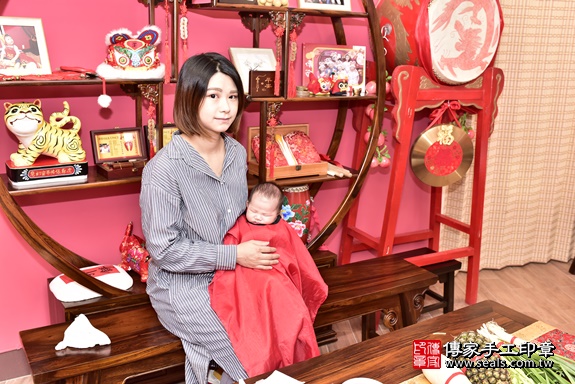 剃胎毛、滿月剃頭、嬰兒剃頭、嬰兒理髮、嬰兒剃髮、嬰兒剃胎毛、嬰兒滿月剃頭、寶寶剃頭、剃胎毛儀式、剃胎毛吉祥話、滿月剃頭儀式、滿月剃頭吉祥話、寶寶剃胎毛、寶寶滿月剃頭理髮、 新北市永和區剃胎毛、新北市永和區滿月剃頭、新北市永和區嬰兒剃頭剃胎毛、新北市永和區嬰兒理髮、新北市嬰兒剃髮、 陳蛋妹(新北市永和區嬰兒寶寶滿月剃頭理髮、嬰兒剃胎毛儀式吉祥話)。中國風會場，爸媽寶貝穿「日中韓」古裝禮服。專業拍照、DVD光碟、證書。★購買「臍帶章、肚臍章、胎毛筆刷印章」贈送：剃頭、收涎、抓周，三選一。2019.12.26照片16