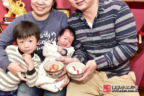 剃胎毛、滿月剃頭、嬰兒剃頭、嬰兒理髮、嬰兒剃髮、嬰兒剃胎毛、嬰兒滿月剃頭、寶寶剃頭、剃胎毛儀式、剃胎毛吉祥話、滿月剃頭儀式、滿月剃頭吉祥話、寶寶剃胎毛、寶寶滿月剃頭理髮、 新北市永和區剃胎毛、新北市永和區滿月剃頭、新北市永和區嬰兒剃頭剃胎毛、新北市永和區嬰兒理髮、新北市嬰兒剃髮、 吳寶寶(新北市永和區嬰兒寶寶滿月剃頭理髮、嬰兒剃胎毛儀式吉祥話)。中國風會場，爸媽寶貝穿「日中韓」古裝禮服。專業拍照、DVD光碟、證書。★購買「臍帶章、肚臍章、胎毛筆刷印章」贈送：剃頭、收涎、抓周，三選一。2019.12.28照片8
