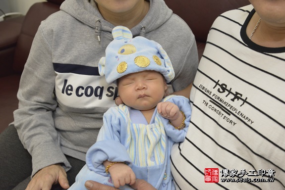 剃胎毛、滿月剃頭、嬰兒剃頭、嬰兒理髮、嬰兒剃髮、嬰兒剃胎毛、嬰兒滿月剃頭、寶寶剃頭、剃胎毛儀式、剃胎毛吉祥話、滿月剃頭儀式、滿月剃頭吉祥話、寶寶剃胎毛、寶寶滿月剃頭理髮、 新北市土城區剃胎毛、新北市土城區滿月剃頭、新北市土城區嬰兒剃頭剃胎毛、新北市土城區嬰兒理髮、新北市嬰兒剃髮、 李寶寶(新北市土城區到府嬰兒寶寶滿月剃頭理髮、到府嬰兒剃胎毛儀式吉祥話)。到府剃頭剃胎毛主持、專業拍照、DVD光碟、證書。★購買「臍帶章、肚臍章、胎毛筆刷印章」贈送：剃頭、收涎、抓周，三選一。2020.01.02照片2