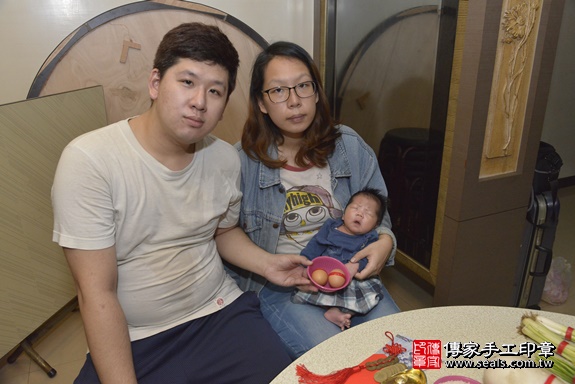 剃胎毛、滿月剃頭、嬰兒剃頭、嬰兒理髮、嬰兒剃髮、嬰兒剃胎毛、嬰兒滿月剃頭、寶寶剃頭、剃胎毛儀式、剃胎毛吉祥話、滿月剃頭儀式、滿月剃頭吉祥話、寶寶剃胎毛、寶寶滿月剃頭理髮、 新北市新莊區剃胎毛、新北市新莊區滿月剃頭、新北市新莊區嬰兒剃頭剃胎毛、新北市新莊區嬰兒理髮、新北市嬰兒剃髮、 陳寶寶(新北市新莊區到府嬰兒寶寶滿月剃頭理髮、到府嬰兒剃胎毛儀式吉祥話)。到府剃頭剃胎毛主持、專業拍照、DVD光碟、證書。★購買「臍帶章、肚臍章、胎毛筆刷印章」贈送：剃頭、收涎、抓周，三選一。2020.01.02照片5