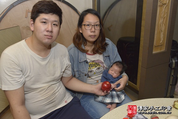 剃胎毛、滿月剃頭、嬰兒剃頭、嬰兒理髮、嬰兒剃髮、嬰兒剃胎毛、嬰兒滿月剃頭、寶寶剃頭、剃胎毛儀式、剃胎毛吉祥話、滿月剃頭儀式、滿月剃頭吉祥話、寶寶剃胎毛、寶寶滿月剃頭理髮、 新北市新莊區剃胎毛、新北市新莊區滿月剃頭、新北市新莊區嬰兒剃頭剃胎毛、新北市新莊區嬰兒理髮、新北市嬰兒剃髮、 陳寶寶(新北市新莊區到府嬰兒寶寶滿月剃頭理髮、到府嬰兒剃胎毛儀式吉祥話)。到府剃頭剃胎毛主持、專業拍照、DVD光碟、證書。★購買「臍帶章、肚臍章、胎毛筆刷印章」贈送：剃頭、收涎、抓周，三選一。2020.01.02照片15