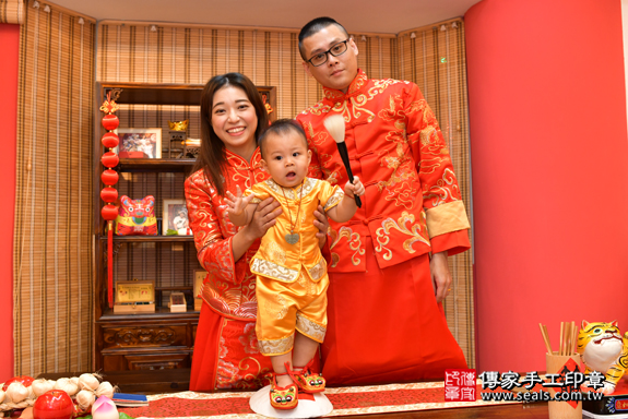 鳳山區薛寶寶古禮抓周：抓周儀式【踏一升餅】。照片26