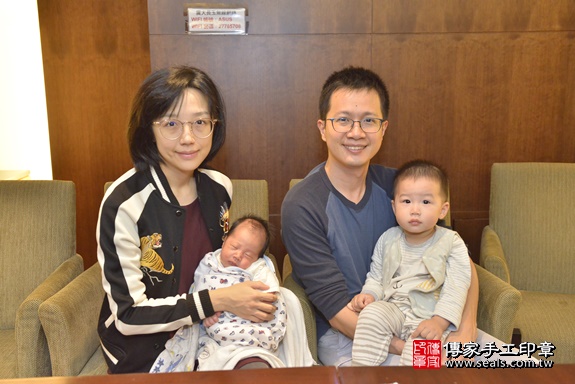 剃胎毛、滿月剃頭、嬰兒剃頭、嬰兒理髮、嬰兒剃髮、嬰兒剃胎毛、嬰兒滿月剃頭、寶寶剃頭、剃胎毛儀式、剃胎毛吉祥話、滿月剃頭儀式、滿月剃頭吉祥話、寶寶剃胎毛、寶寶滿月剃頭理髮、 台北市中山區剃胎毛、台北市中山區滿月剃頭、台北市中山區嬰兒剃頭剃胎毛、台北市中山區嬰兒理髮、台北市嬰兒剃髮、 湯寶寶(台北市中山區到府嬰兒寶寶滿月剃頭理髮、到府嬰兒剃胎毛儀式吉祥話)。到府剃頭剃胎毛主持、專業拍照、DVD光碟、證書。★購買「臍帶章、肚臍章、胎毛筆刷印章」贈送：剃頭、收涎、抓周，三選一。2019.12.14照片2