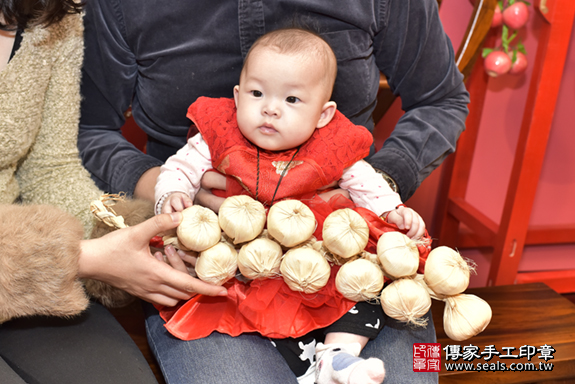 新北市永和區莊寶寶古禮收涎祝福活動:收涎儀式【抱蒜】：讓寶寶精打細算。收涎吉祥話儀式抱蒜的收涎儀式，是讓孩子懂得精打細算。照片31