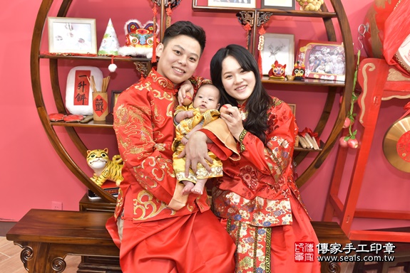 剃胎毛、滿月剃頭、嬰兒剃頭、嬰兒理髮、嬰兒剃髮、嬰兒剃胎毛、嬰兒滿月剃頭、寶寶剃頭、剃胎毛儀式、剃胎毛吉祥話、滿月剃頭儀式、滿月剃頭吉祥話、寶寶剃胎毛、寶寶滿月剃頭理髮、 新北市永和區剃胎毛、新北市永和區滿月剃頭、新北市永和區嬰兒剃頭剃胎毛、新北市永和區嬰兒理髮、新北市嬰兒剃髮、 莊寶寶(新北市永和區嬰兒寶寶滿月剃頭理髮、嬰兒剃胎毛儀式吉祥話)。中國風會場，爸媽寶貝穿「日中韓」古裝禮服。專業拍照、DVD光碟、證書。★購買「臍帶章、肚臍章、胎毛筆刷印章」贈送：剃頭、收涎、抓周，三選一。2020.01.12照片4