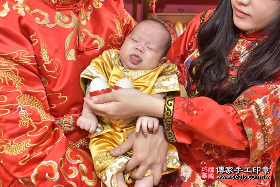 剃胎毛、滿月剃頭、嬰兒剃頭、嬰兒理髮、嬰兒剃髮、嬰兒剃胎毛、嬰兒滿月剃頭、寶寶剃頭、剃胎毛儀式、剃胎毛吉祥話、滿月剃頭儀式、滿月剃頭吉祥話、寶寶剃胎毛、寶寶滿月剃頭理髮、 新北市永和區剃胎毛、新北市永和區滿月剃頭、新北市永和區嬰兒剃頭剃胎毛、新北市永和區嬰兒理髮、新北市嬰兒剃髮、 莊寶寶(新北市永和區嬰兒寶寶滿月剃頭理髮、嬰兒剃胎毛儀式吉祥話)。中國風會場，爸媽寶貝穿「日中韓」古裝禮服。專業拍照、DVD光碟、證書。★購買「臍帶章、肚臍章、胎毛筆刷印章」贈送：剃頭、收涎、抓周，三選一。2020.01.12照片7