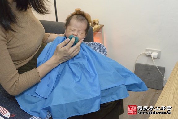 剃胎毛、滿月剃頭、嬰兒剃頭、嬰兒理髮、嬰兒剃髮、嬰兒剃胎毛、嬰兒滿月剃頭、寶寶剃頭、剃胎毛儀式、剃胎毛吉祥話、滿月剃頭儀式、滿月剃頭吉祥話、寶寶剃胎毛、寶寶滿月剃頭理髮、 台北市內湖區剃胎毛、台北市內湖區滿月剃頭、台北市內湖區嬰兒剃頭剃胎毛、台北市內湖區嬰兒理髮、新北市嬰兒剃髮、 林寶寶(台北市內湖區到府嬰兒寶寶滿月剃頭理髮、到府嬰兒剃胎毛儀式吉祥話)。到府剃頭剃胎毛主持、專業拍照、DVD光碟、證書。★購買「臍帶章、肚臍章、胎毛筆刷印章」贈送：剃頭、收涎、抓周，三選一。2020.01.16照片23