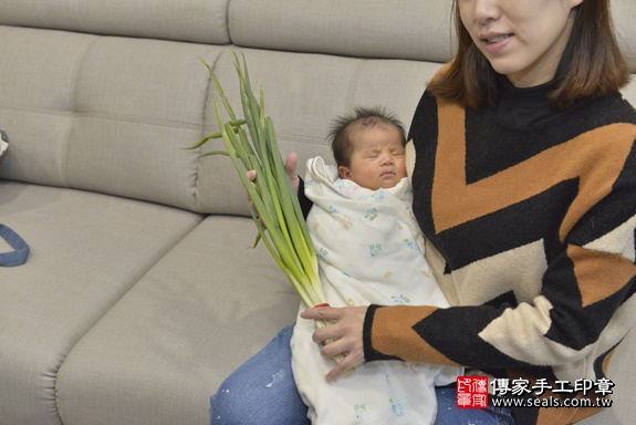 剃胎毛、滿月剃頭、嬰兒剃頭、嬰兒理髮、嬰兒剃髮、嬰兒剃胎毛、嬰兒滿月剃頭、寶寶剃頭、剃胎毛儀式、剃胎毛吉祥話、滿月剃頭儀式、滿月剃頭吉祥話、寶寶剃胎毛、寶寶滿月剃頭理髮、 新北市汐止區剃胎毛、新北市汐止區滿月剃頭、新北市汐止區嬰兒剃頭剃胎毛、新北市汐止區嬰兒理髮、新北市嬰兒剃髮、 張寶寶(新北市汐止區到府嬰兒寶寶滿月剃頭理髮、到府嬰兒剃胎毛儀式吉祥話)。到府剃頭剃胎毛主持、專業拍照、DVD光碟、證書。★購買「臍帶章、肚臍章、胎毛筆刷印章」贈送：剃頭、收涎、抓周，三選一。2020.01.18照片24
