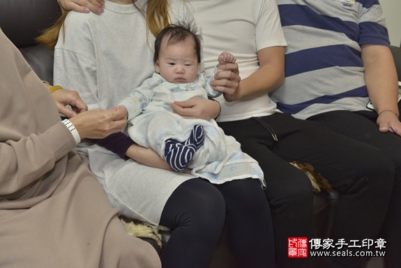 剃胎毛、滿月剃頭、嬰兒剃頭、嬰兒理髮、嬰兒剃髮、嬰兒剃胎毛、嬰兒滿月剃頭、寶寶剃頭、剃胎毛儀式、剃胎毛吉祥話、滿月剃頭儀式、滿月剃頭吉祥話、寶寶剃胎毛、寶寶滿月剃頭理髮、 新北市板橋區剃胎毛、新北市板橋區滿月剃頭、新北市板橋區嬰兒剃頭剃胎毛、新北市板橋區嬰兒理髮、新北市嬰兒剃髮、 余寶寶(新北市板橋區到府嬰兒寶寶滿月剃頭理髮、到府嬰兒剃胎毛儀式吉祥話)。到府剃頭剃胎毛主持、專業拍照、DVD光碟、證書。★購買「臍帶章、肚臍章、胎毛筆刷印章」贈送：剃頭、收涎、抓周，三選一。2020.01.18照片3