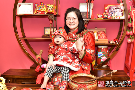 新北市永和區簡寶寶古禮抓周：滿週歲趨吉避凶的吉祥衣服穿戴-穿周虎帽。照片7