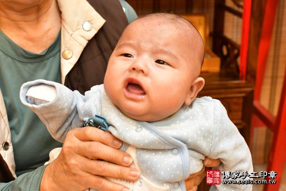 剃胎毛、滿月剃頭、嬰兒剃頭、嬰兒理髮、嬰兒剃髮、嬰兒剃胎毛、嬰兒滿月剃頭、寶寶剃頭、剃胎毛儀式、剃胎毛吉祥話、滿月剃頭儀式、滿月剃頭吉祥話、寶寶剃胎毛、寶寶滿月剃頭理髮、 高雄市鳳山區剃胎毛、高雄市鳳山區滿月剃頭、高雄市鳳山區嬰兒剃頭剃胎毛、高雄市鳳山區嬰兒理髮、高雄市嬰兒剃髮、張寶寶(高雄市鳳山區嬰兒寶寶滿月剃頭理髮、免費嬰兒剃胎毛儀式吉祥話)。中國風會場，爸媽寶貝免費穿「日中韓」古裝禮服。專業拍照、DVD光碟、證書。★購買「臍帶章、肚臍章、胎毛筆刷印章」贈送：剃頭、收涎、抓周，三選一。2020.1.16照片23