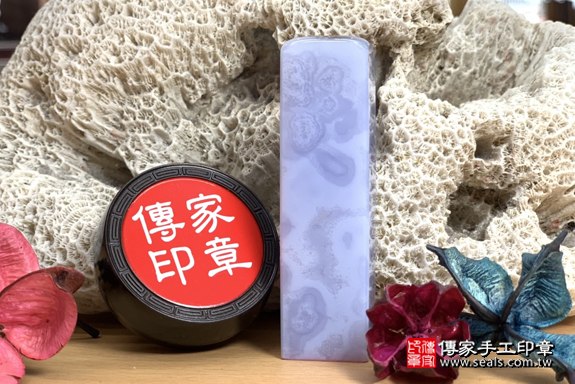 全手工噴砂印章：藍紋玉臍帶章實際成品、印章作品分享、藍紋玉印章材質介紹。（臍帶印章、肚臍章、肚臍印章，一圓一方）傳家手工印章高雄店。2020.01.19照片4