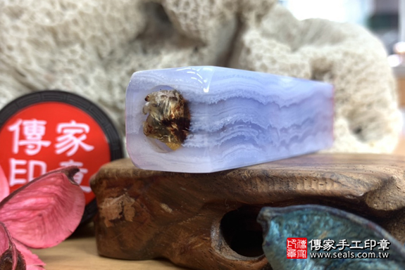 全手工噴砂印章：藍紋玉臍帶章實際成品、印章作品分享、藍紋玉印章材質介紹。（臍帶印章、肚臍章、肚臍印章，一圓一方）傳家手工印章高雄店。2020.01.19照片6