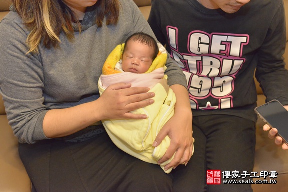 剃胎毛、滿月剃頭、嬰兒剃頭、嬰兒理髮、嬰兒剃髮、嬰兒剃胎毛、嬰兒滿月剃頭、寶寶剃頭、剃胎毛儀式、剃胎毛吉祥話、滿月剃頭儀式、滿月剃頭吉祥話、寶寶剃胎毛、寶寶滿月剃頭理髮、 桃園市楊梅區剃胎毛、桃園市楊梅區滿月剃頭、桃園市楊梅區嬰兒剃頭剃胎毛、桃園市楊梅區嬰兒理髮、桃園市嬰兒剃髮、 謝寶寶(桃園市楊梅區到府嬰兒寶寶滿月剃頭理髮、到府嬰兒剃胎毛儀式吉祥話)。到府剃頭剃胎毛主持、專業拍照、DVD光碟、證書。★購買「臍帶章、肚臍章、胎毛筆刷印章」贈送：剃頭、收涎、抓周，三選一。2019.12.31照片2