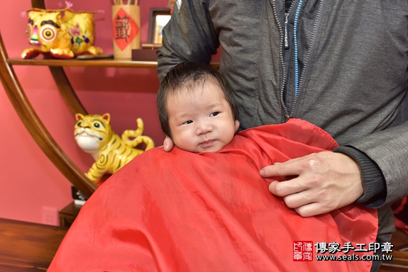 剃胎毛、滿月剃頭、嬰兒剃頭、嬰兒理髮、嬰兒剃髮、嬰兒剃胎毛、嬰兒滿月剃頭、寶寶剃頭、剃胎毛儀式、剃胎毛吉祥話、滿月剃頭儀式、滿月剃頭吉祥話、寶寶剃胎毛、寶寶滿月剃頭理髮、 新北市永和區剃胎毛、新北市永和區滿月剃頭、新北市永和區嬰兒剃頭剃胎毛、新北市永和區嬰兒理髮、新北市嬰兒剃髮、 周寶寶(新北市永和區嬰兒寶寶滿月剃頭理髮、嬰兒剃胎毛儀式吉祥話)。中國風會場，爸媽寶貝穿「日中韓」古裝禮服。專業拍照、DVD光碟、證書。★購買「臍帶章、肚臍章、胎毛筆刷印章」贈送：剃頭、收涎、抓周，三選一。2020.01.23照片31