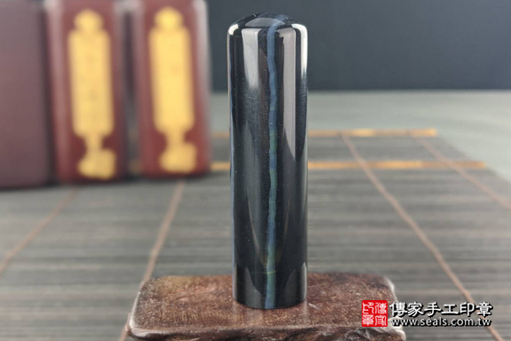 全手工噴砂印章：藍虎眼石開運印章實際成品、印章作品分享、藍虎眼石印章材質介紹。（銀行印鑑，一圓一方），傳家印章高雄店。2020.02.02，照片4