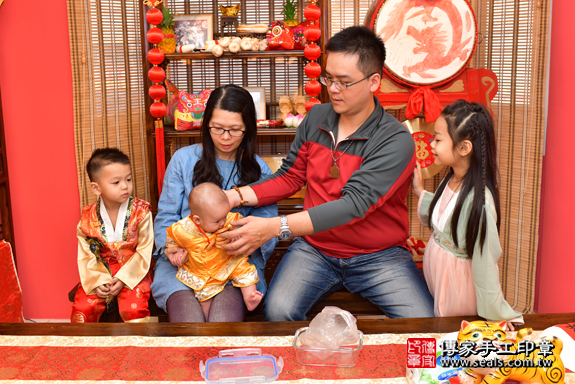 高雄市鳳山區陳寶寶古禮收涎祝福活動:為寶寶戴上收涎餅乾。照片4