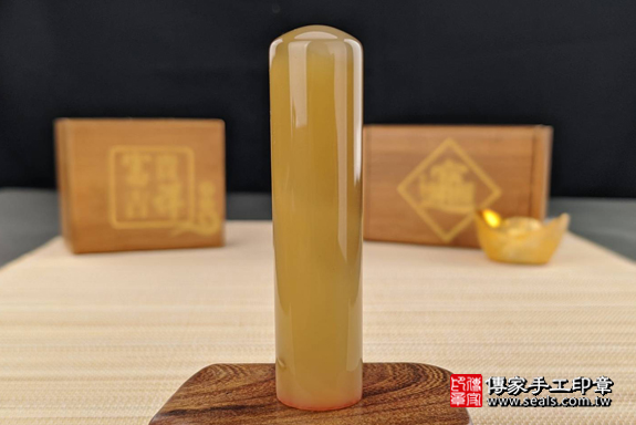 全手工噴砂印章:原色瑪瑙開運印章實際成品、印章作品分享、原色瑪瑙印章材質介紹。(銀行印鑑,一圓一方),傳家印章高雄店。2021.07.21 全手工噴砂印章:原色瑪瑙開運印章實際成品、印章作品分享、原色瑪瑙印章材質介紹。(銀行印鑑,一圓一方),傳家印章高雄店。2021.07.21