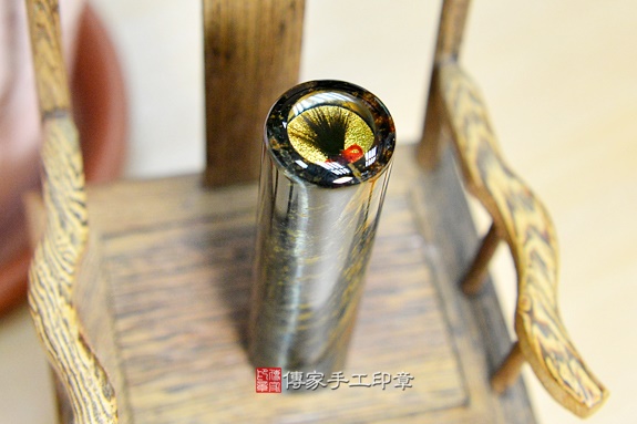 全手工噴砂印章：黃藍虎眼石加長型臍帶章實際成品、印章作品分享、黃藍虎眼石印章材質介紹。（臍帶印章、肚臍章、肚臍印章，胎毛印章，一圓一方）傳家手工印章新竹店。2020.02.09圖片3