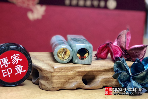 半手工噴砂印章：綠髮彩玉臍帶章實際成品、印章作品分享、綠髮彩玉印章材質介紹。（臍帶印章、肚臍章、肚臍印章，一圓一方）傳家手工印章高雄店。2020.02.11，照片4