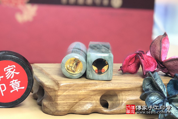 半手工噴砂印章：綠髮彩玉臍帶章實際成品、印章作品分享、綠髮彩玉印章材質介紹。（臍帶印章、肚臍章、肚臍印章，一圓一方）傳家手工印章高雄店。2020.02.11，照片5