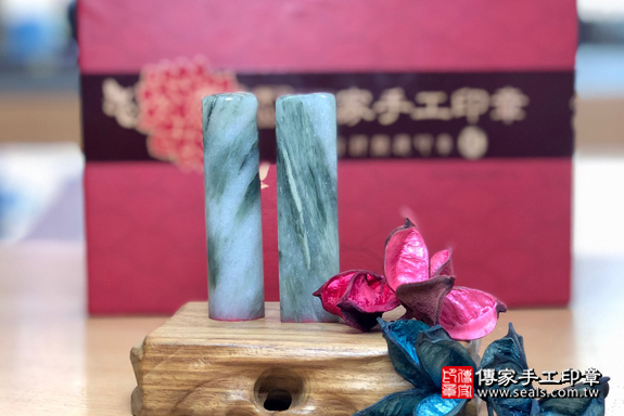 半手工噴砂印章：綠髮彩玉臍帶章實際成品、印章作品分享、綠髮彩玉印章材質介紹。（臍帶印章、肚臍章、肚臍印章，一圓一方）傳家手工印章高雄店。2020.02.11，照片9