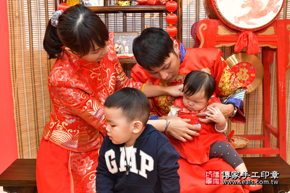 鳳山區陳寶寶古禮抓周：寶寶穿戴【抓周春秋戰國虎符、抓周富貴平安翡翠玉鎖片玉珮】。照片1