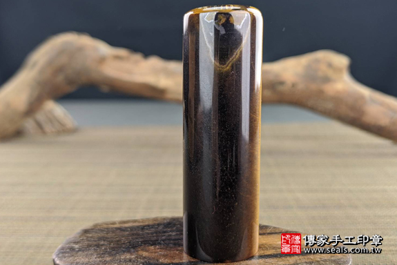 全手工噴砂印章：黃虎眼石臍帶章實際成品、印章作品分享、黃虎眼石印章材質介紹。（臍帶印章、肚臍章、肚臍印章，一圓一方）傳家手工印章高雄店。2020.02.18，照片5