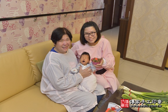 剃胎毛、滿月剃頭、嬰兒剃頭、嬰兒理髮、嬰兒剃髮、嬰兒剃胎毛、嬰兒滿月剃頭、寶寶剃頭、剃胎毛儀式、剃胎毛吉祥話、滿月剃頭儀式、滿月剃頭吉祥話、寶寶剃胎毛、寶寶滿月剃頭理髮、 台北市大安區剃胎毛、台北市大安區滿月剃頭、台北市大安區嬰兒剃頭剃胎毛、台北市大安區嬰兒理髮、台北市嬰兒剃髮、 黎寶寶(台北市大安區到府嬰兒寶寶滿月剃頭理髮、到府嬰兒剃胎毛儀式吉祥話)。到府剃頭剃胎毛主持、專業拍照、DVD光碟、證書。★購買「臍帶章、肚臍章、胎毛筆刷印章」贈送：剃頭、收涎、抓周，三選一。2020.01.30照片14
