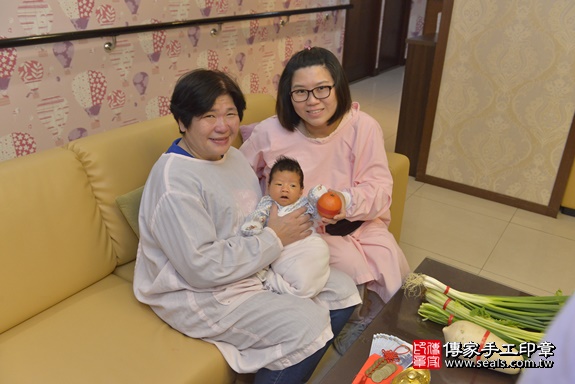 剃胎毛、滿月剃頭、嬰兒剃頭、嬰兒理髮、嬰兒剃髮、嬰兒剃胎毛、嬰兒滿月剃頭、寶寶剃頭、剃胎毛儀式、剃胎毛吉祥話、滿月剃頭儀式、滿月剃頭吉祥話、寶寶剃胎毛、寶寶滿月剃頭理髮、 台北市大安區剃胎毛、台北市大安區滿月剃頭、台北市大安區嬰兒剃頭剃胎毛、台北市大安區嬰兒理髮、台北市嬰兒剃髮、 黎寶寶(台北市大安區到府嬰兒寶寶滿月剃頭理髮、到府嬰兒剃胎毛儀式吉祥話)。到府剃頭剃胎毛主持、專業拍照、DVD光碟、證書。★購買「臍帶章、肚臍章、胎毛筆刷印章」贈送：剃頭、收涎、抓周，三選一。2020.01.30照片18