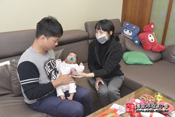剃胎毛、滿月剃頭、嬰兒剃頭、嬰兒理髮、嬰兒剃髮、嬰兒剃胎毛、嬰兒滿月剃頭、寶寶剃頭、剃胎毛儀式、剃胎毛吉祥話、滿月剃頭儀式、滿月剃頭吉祥話、寶寶剃胎毛、寶寶滿月剃頭理髮、 新北市淡水區剃胎毛、新北市淡水區滿月剃頭、新北市淡水區嬰兒剃頭剃胎毛、新北市淡水區嬰兒理髮、新北市嬰兒剃髮、 周寶寶(新北市淡水區到府嬰兒寶寶滿月剃頭理髮、到府嬰兒剃胎毛儀式吉祥話)。到府剃頭剃胎毛主持、專業拍照、DVD光碟、證書。★購買「臍帶章、肚臍章、胎毛筆刷印章」贈送：剃頭、收涎、抓周，三選一。2020.02.02照片21