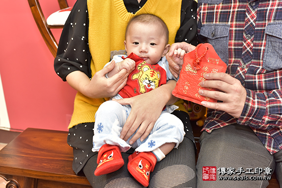 新北市永和區余寶寶古禮收涎祝福活動:收涎儀式【吃米飯】：讓寶寶豐衣足食，不愁吃穿。吃米飯的收涎儀式，是讓孩子一生有飯可吃，衣食無虞。照片3