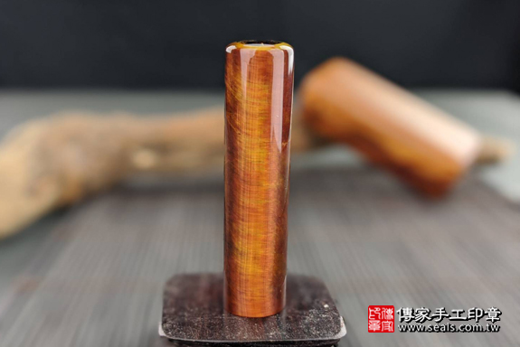 全手工噴砂印章：紅虎眼石臍帶章實際成品、印章作品分享、紅虎眼石印章材質介紹。（臍帶印章、肚臍章、肚臍印章，一圓一方）傳家手工印章高雄店。2020.02.21，照片1