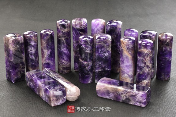 半手工噴砂印章：紫水晶臍帶章實際成品、印章作品分享、紫水晶印章材質介紹。（臍帶印章、肚臍章、肚臍印章，一圓一方）傳家手工印章高雄店。2020.02.25，照片3