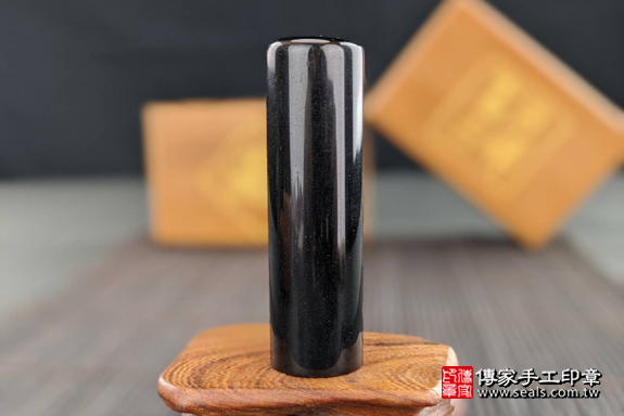 半手工噴砂印章：黑曜石臍帶章實際成品、印章作品分享、黑曜石印章材質介紹。（臍帶印章、肚臍章、肚臍印章，一圓一方）傳家手工印章高雄店。2020.03.02，照片1