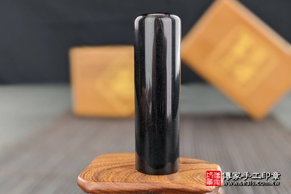 半手工噴砂印章：黑曜石臍帶章實際成品、印章作品分享、黑曜石印章材質介紹。（臍帶印章、肚臍章、肚臍印章，一圓一方）傳家手工印章高雄店。2020.03.02，照片4